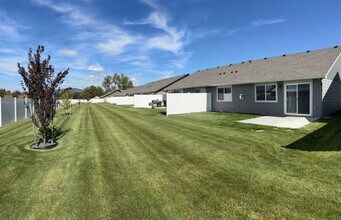 Building Photo - Moen Fields 3 Bed 3 Bath Garden Townhome across from Greenacres Elementary