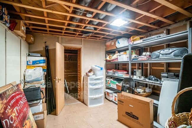 Building Photo - 542 150 E
