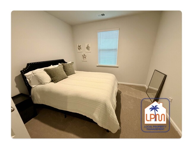 Building Photo - Rare find: **Furnished or Unfurnished**Utilities Included** 4-Bedroom 2-Bathroom Home at The Retr...