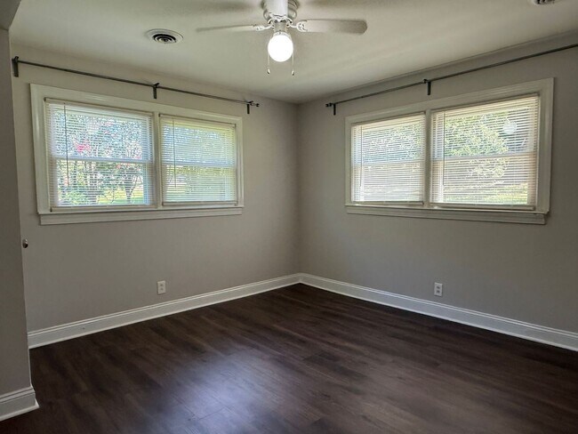 Building Photo - 645 Greenbriar Ave