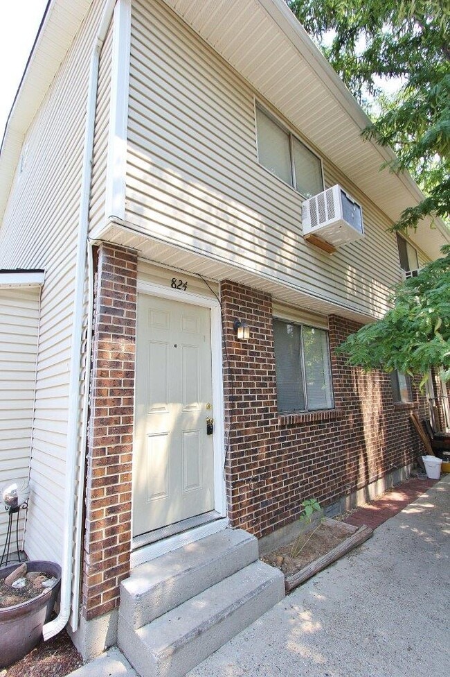 Building Photo - 824 W 7th St