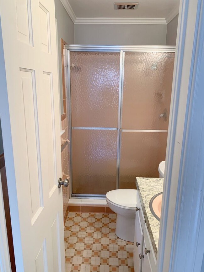 Building Photo - Beautiful 4 Bedroom 2 Bathroom home in the...