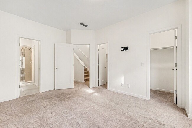 Building Photo - Modern-3 bedroom -3.5 bathroom Townhome in Santa Fe Art District