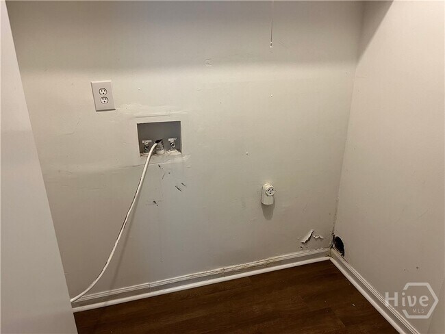 Building Photo - 120 Pinehurst Ct