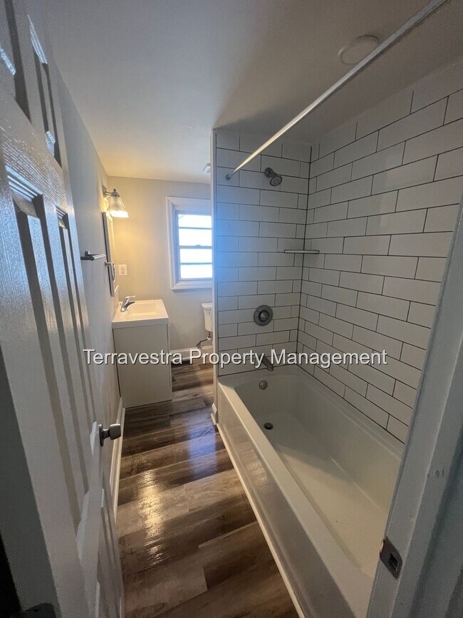 Building Photo - 4 Bedroom, 2 Bathroom Fully Renovated CO i...