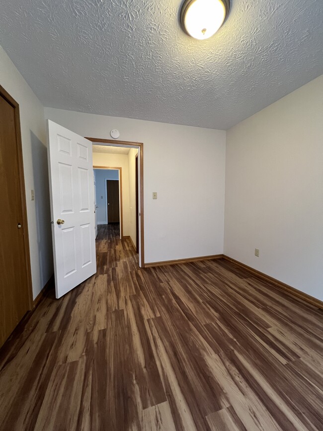 Building Photo - 910 N Meridian St Rd