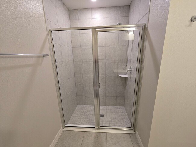 Building Photo - Stunning 4 bedroom, 2-bathroom home