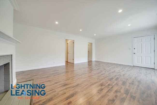 Building Photo - 1625 Normandie-15D
