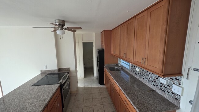 Building Photo - 1630 Makiki St