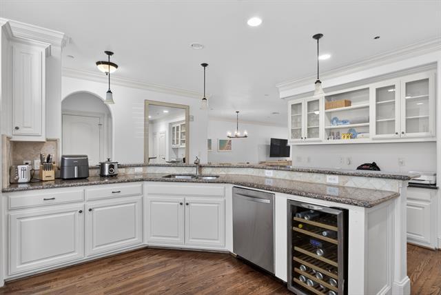 Building Photo - 5801 Hillcrest Ave