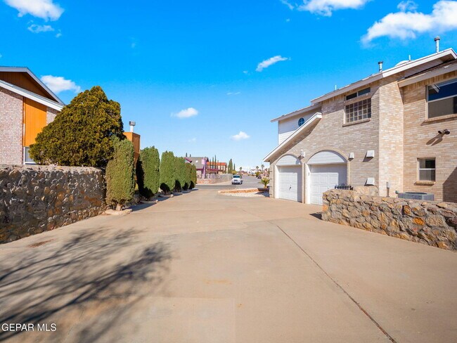 Building Photo - 4572 Loma Linda Cir