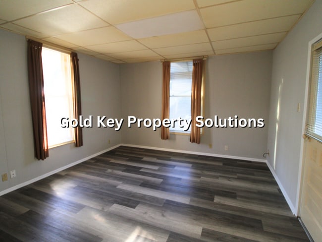Building Photo - Spacious 1 BR 1 BA House with Fenced Backy...