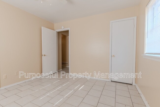 Building Photo - 809 Meadowgreen Dr