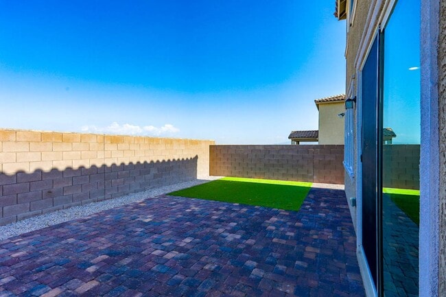 Building Photo - 5 Bedroom Home In Inspirada With Bed And F...