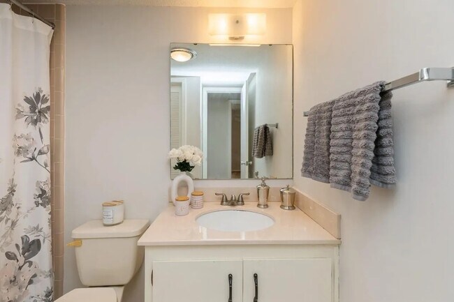 Building Photo - 104 Country Club Dr