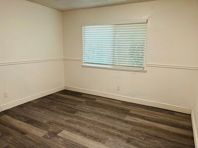 Building Photo - Cute & Updated Duplex