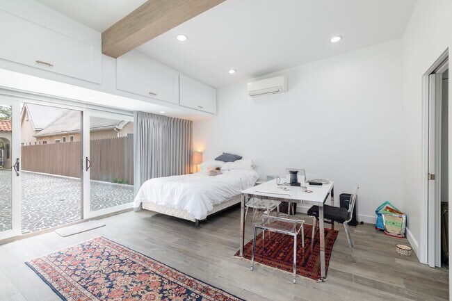 Building Photo - 6 Bed 5 Bath House with Fully Converted Co...