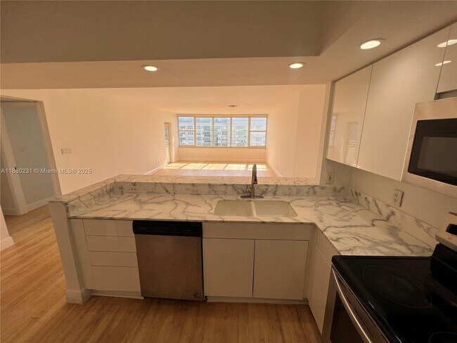 Building Photo - 5600 Collins Ave