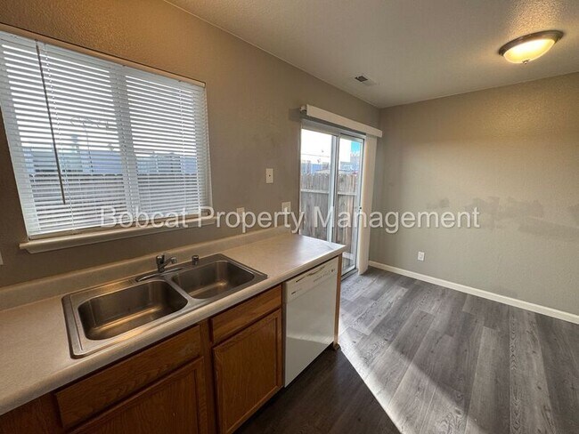 Building Photo - 3919 Pheasant Dr