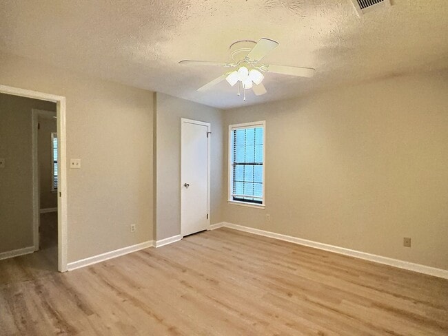 Building Photo - Updated 3 bedroom, 2 full bath in Prattville!