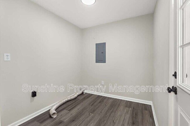 Building Photo - 139 Bristol Ave
