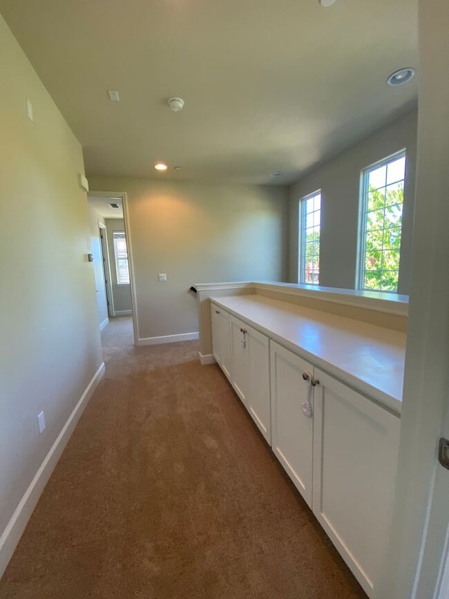 Building Photo - Pleasanton End Unit Andares Townhouse 3 BD...