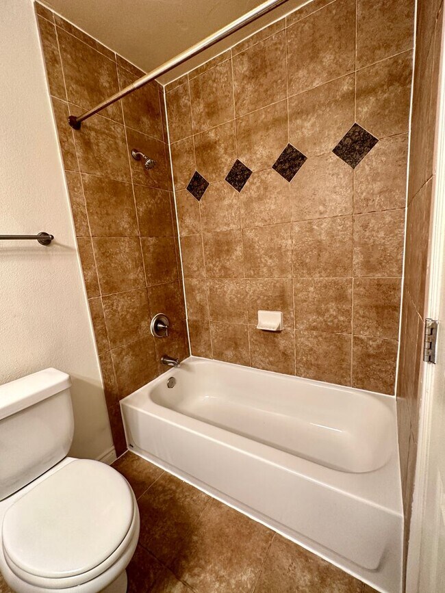 Building Photo - Beautiful Pacific Beach Condo Walking Distance To Beach and Bay