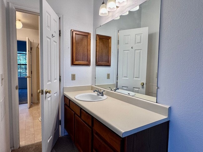 Building Photo - Well Maintained 2 BR/1BA Townhome Convenie...