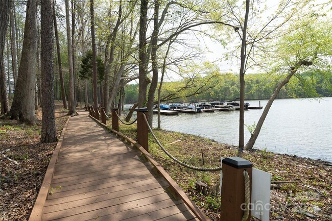 Building Photo - 4938 El Molino Dr