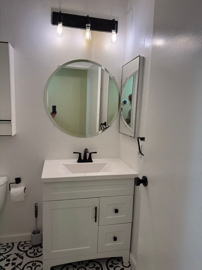 Building Photo - Great 4 Bedroom 3 Bathroom 2000 Sqft. Hous...