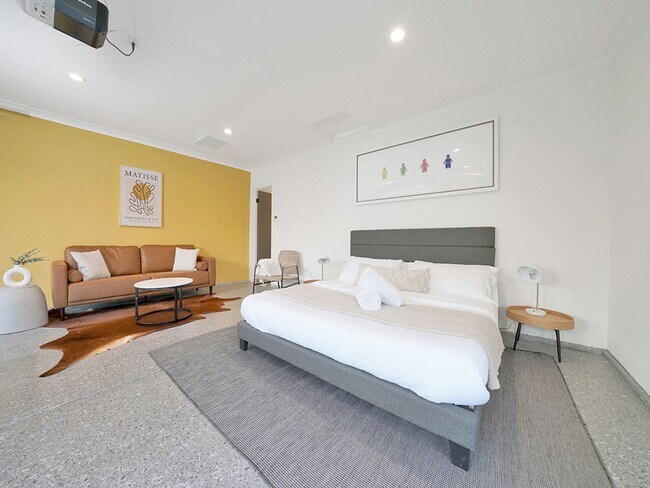Building Photo - Luxe 5+4.5 w/detached studio, downstairs e...