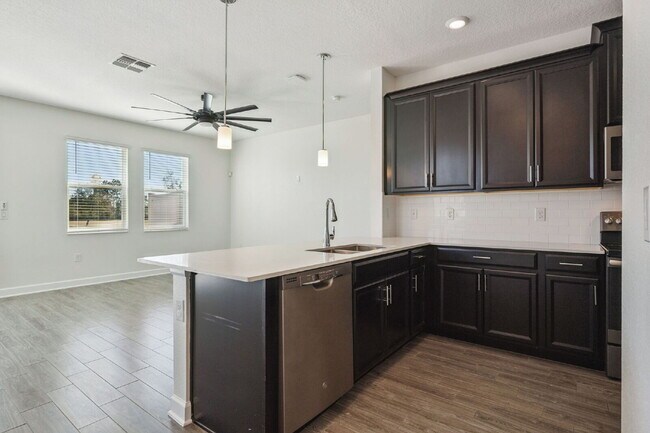 Building Photo - Spacious 3-Bedroom, 2.5 Baths Townhouse Retreat in Prime Orlando Location!