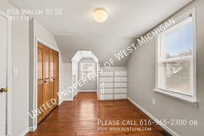 Building Photo - 858 Walsh St SE