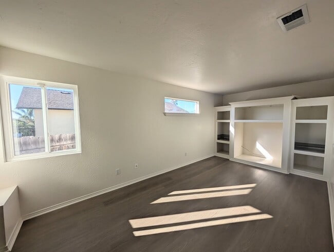 Building Photo - Private 2 Bedroom Plus Home in Vista!