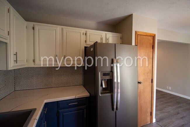 Building Photo - Spacious Omaha Home