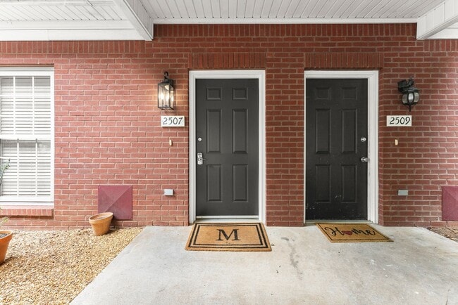 Building Photo - Charming, Step-Less 2 bedroom home with Private Patio Near Lake Lanier