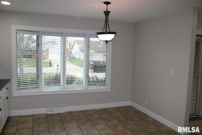 Building Photo - 2807 Cronin Dr