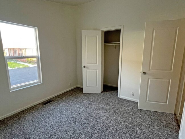 Building Photo - 21100 State St