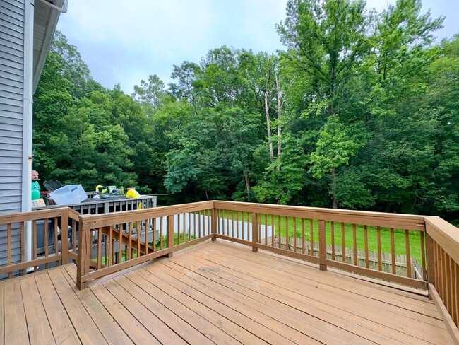 Building Photo - A Spacious 3-Bedroom / 2-Bathroom Apartmen...