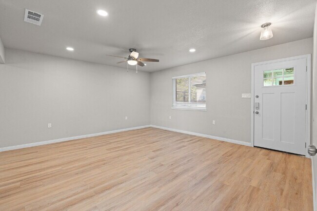 Building Photo - 3 Bed, 2 Bath Duplex (3rd bed is detached)