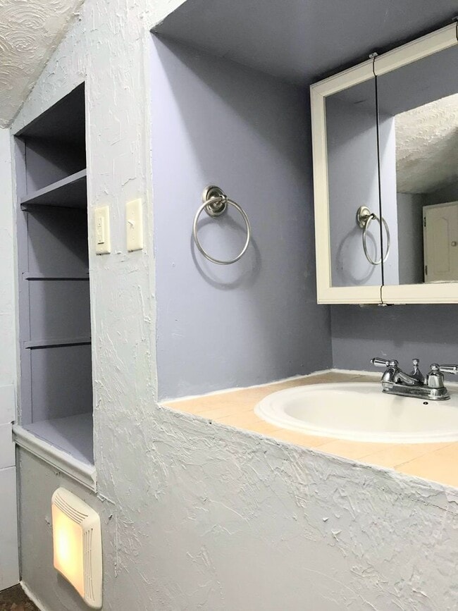 Building Photo - Clean 2 bedroom home