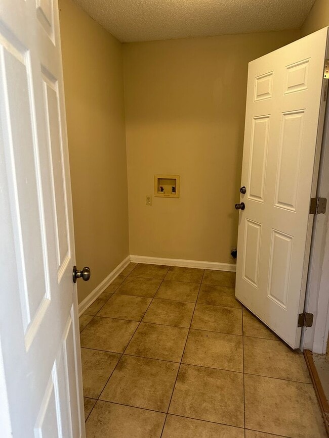 Building Photo - 3 Bedroom 2 Bath Pet Friendly Home.