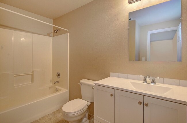 Building Photo - WOODLAND 3 BEDROOM, 3 BATH BEAUTY!