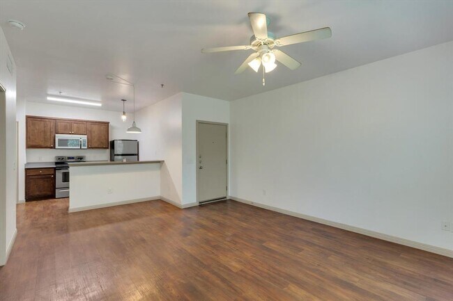 Building Photo - 1011 N LBJ Dr