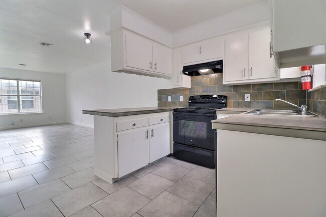 Primary Photo - 6120 S Madison Pl