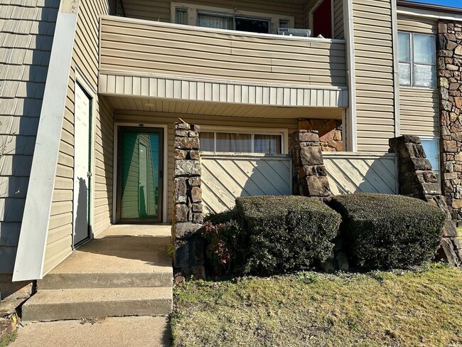 Building Photo - Beautiful move in ready first story condo.