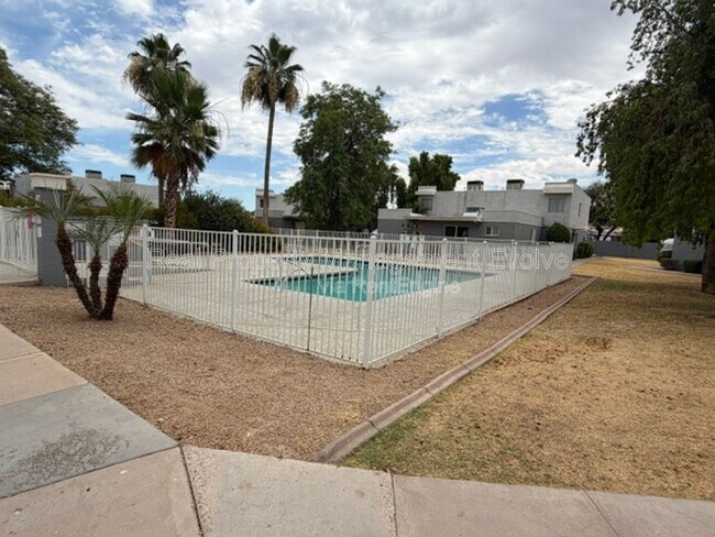 Building Photo - 2689 W Ocotillo Rd