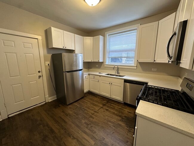 Building Photo - 6343 N Claremont Ave