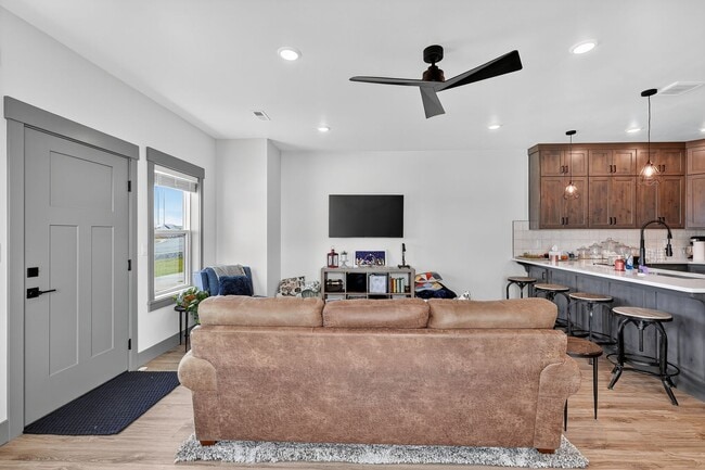 Building Photo - BRAND NEW TOWNHOME IN AMMON IDAHO 3 BED2.5 BATH WITH 2 STALL GARAGE