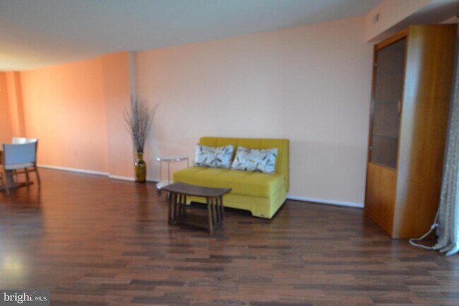 Building Photo - 15101 Interlachen Dr